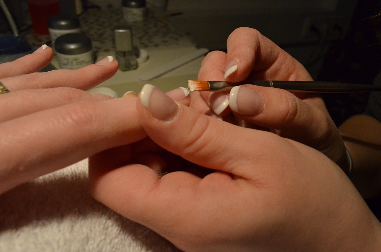 Short natural nails, easy to care for in pregnancy