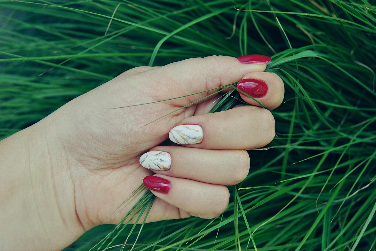 Natural nails with fine ridges