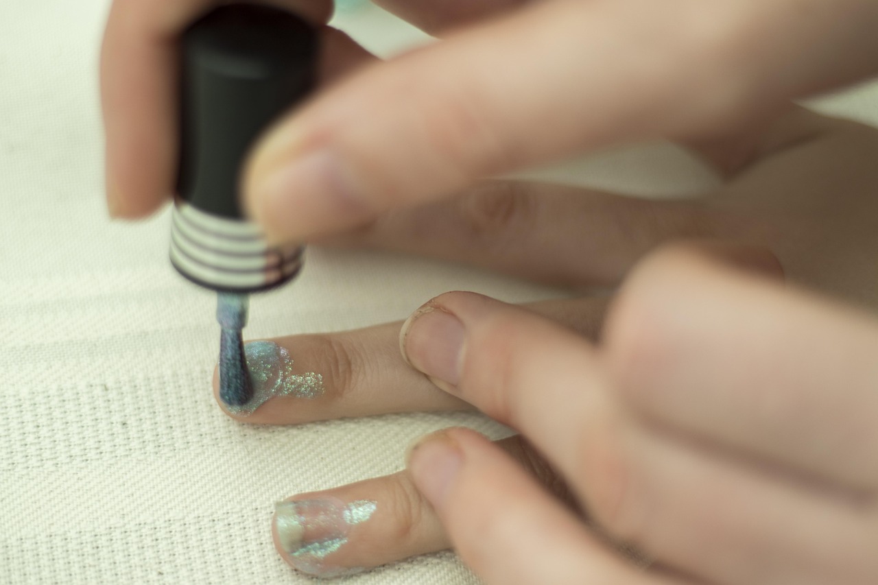 Korean cat-eye nails with a diagonal band of light