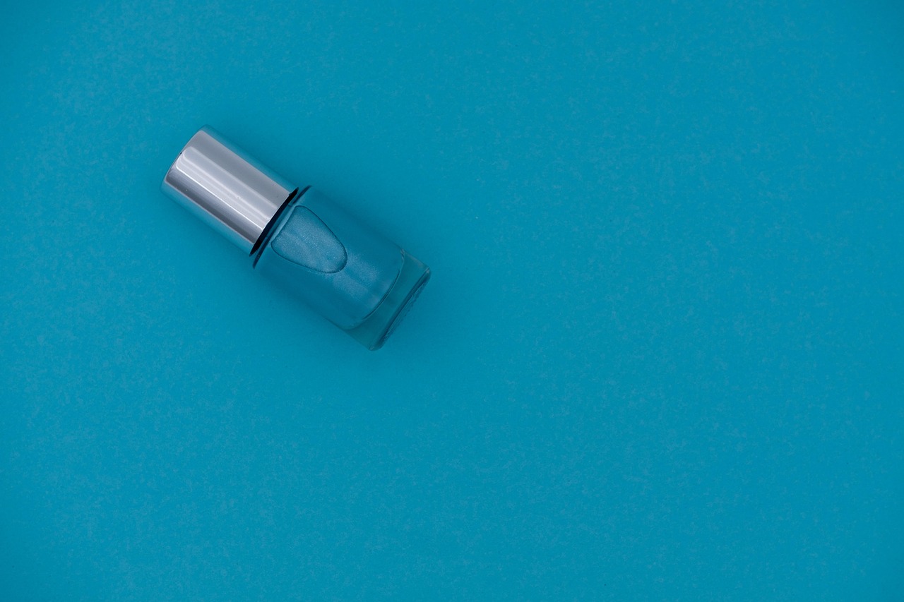 Kỹ thuật viên làm nail theo quy trình tại VESSCA